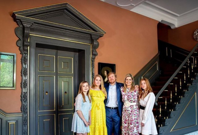 Los reyes Guillermo y Máxima con sus hijas a las puertas de palacio.