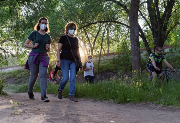 Deportistas y paseantes hacen ejercicio a orillas del río Henares, en Alcalá de Henares, Madrid. 