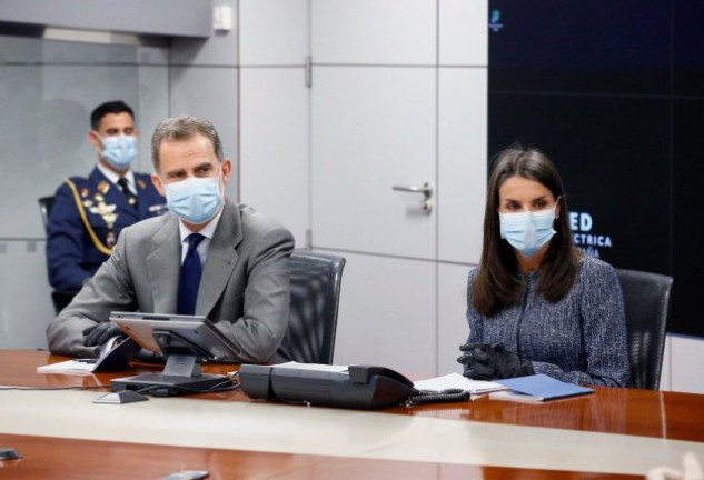 El rey Felipe y la reina Letizia, durante la visita que han realizado al Centro de Control Eléctrico de Red Eléctrica (CECOEL).