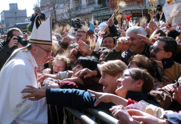 Bergoglio saludando a algunos fieles en una villa miseria de Buenos Aires, tras una de sus misas como cardenal.