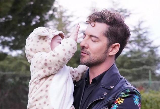 David Bisbal con su hijo Matteo en brazos.