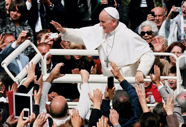 Tras ser proclamado Papa, Francisco aparcó el «papamóvil» para adoptar un vehículo abierto que le permitía acercarse a los fieles.
