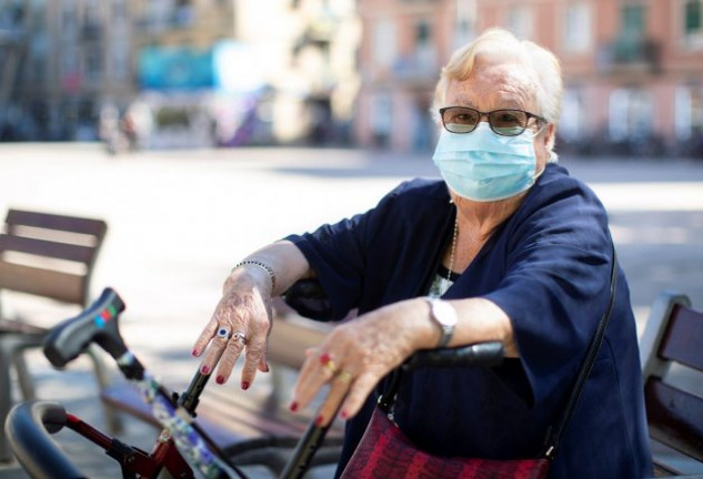 Elena, de 88 años, desde hace unos días ya sale a pasear con mascarilla.