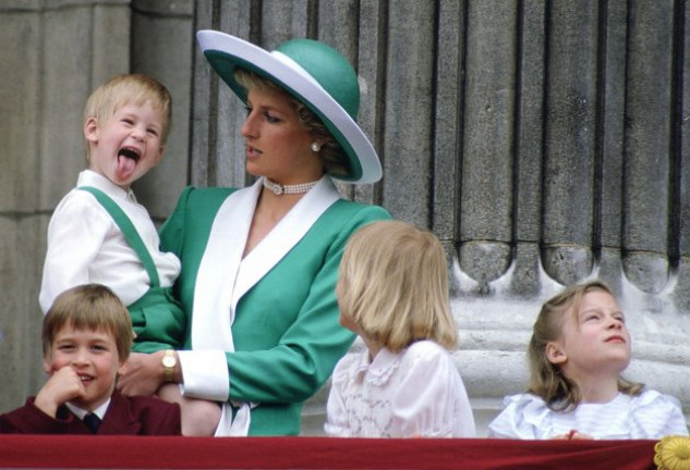 Diana con Harry en brazos en el balcón del palacio de Buckingham.