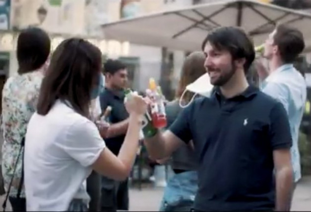 Fotograma del vídeo ‘Happy Hour?’ creado para concienciar sobre las medidas de seguridad.