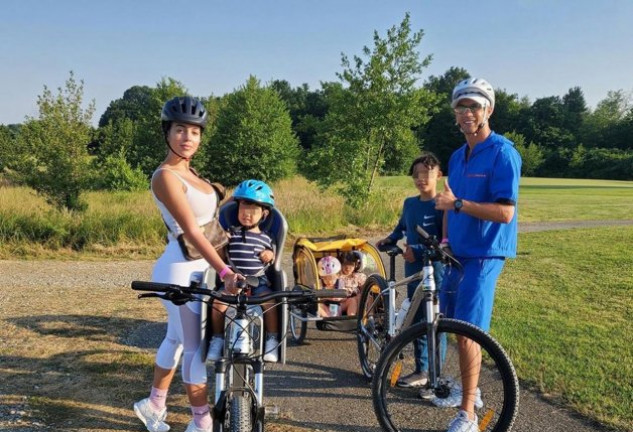 Cristiano Ronaldo y su familia al completo de paseo con las bicis.