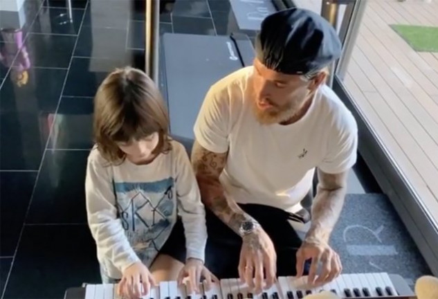 Sergio Ramos y su hijo mayor tocando juntos el piano.