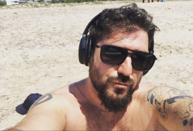 Antonio Orozco tomando el sol en la playa el año pasado.