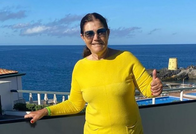 Dolores Aveiro, madre de Cristiano Ronaldo, en la terraza de su casa frente al mar.