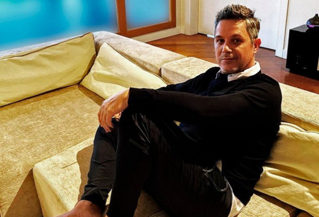 Alejandro Sanz posa relajado en su casa de Miami.