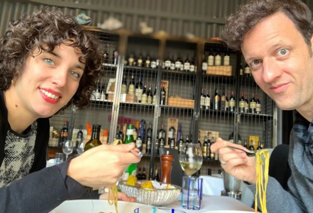 Edu Soto y Cristina Pascual cenando en un restaurante en Italia hace unos meses.