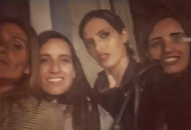 Sara se va fiesta de cumpleaños con sus amigas de Oporto.