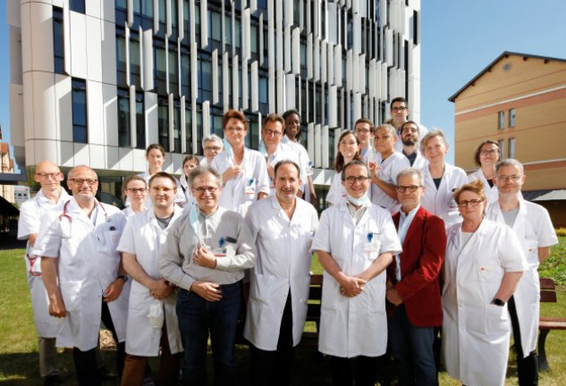 El equipo médico del hospital Saint-Joseph, ante el edficio principal del centro.