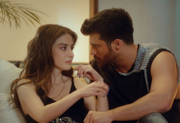 Can Yaman y Özge Gürel vuelven a enamorarse en su nueva telenovela.