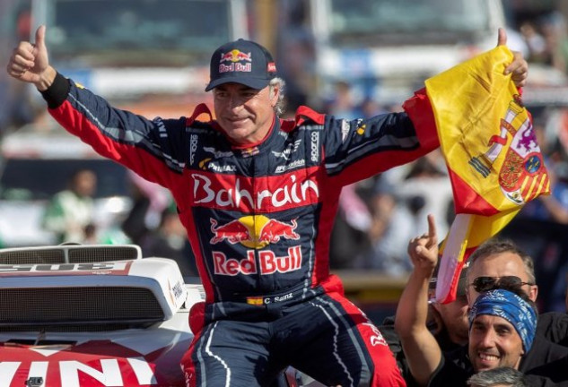 Carlos Sainz celebra su victoria en el Dakar 2020 en Qiddya, Arabia Saudí, el 17 de enero de 2020.