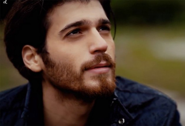 Can Yaman muestra su lado más romántico interpretando a Yalin.