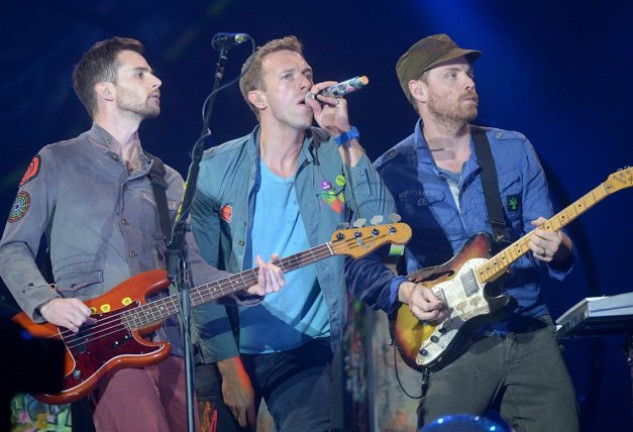 La banda británica Coldplay durante un concierto en el Estadio Nacional en Varsovia, Polonia.