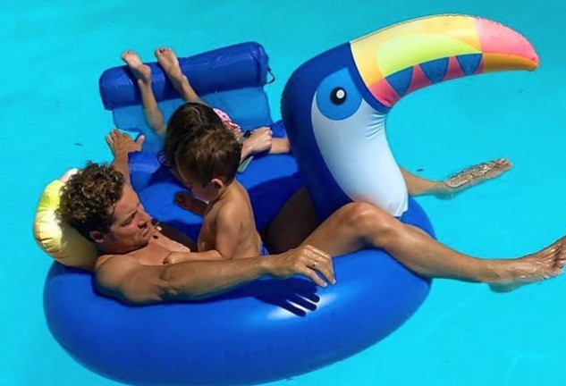 David Bisbal y sus hijos en la piscina.