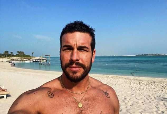 Mario Casas en una playa en Abu Dhabi (Emiratos Árabes) el pasado mes de febrero.