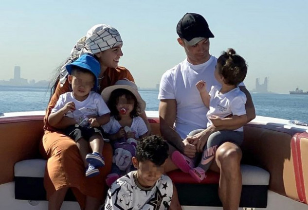 Toda la familia celebrando el día del padre en los Emiratos Árabes.