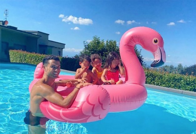 Cristiano Ronaldo con tres de sus hijos, Eva, Alana y Mateo.