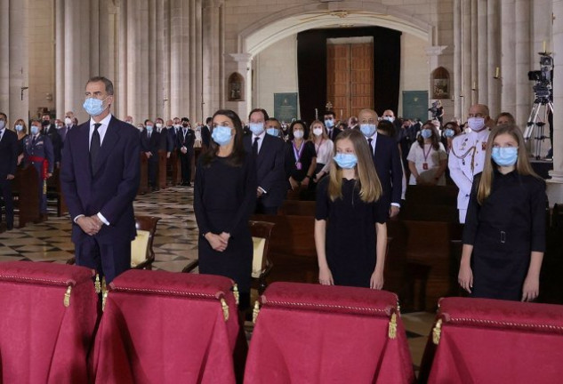 El rey Felipe, la reina Letizia, la princesa Leonor y la infanta Sofía en el funeral por los fallecidos a causa de la pandemia.
