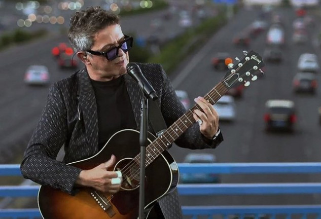 Alejandro Sanz dando el concierto sorpresa en el puente de la M-30, a la altura de Moratalaz.