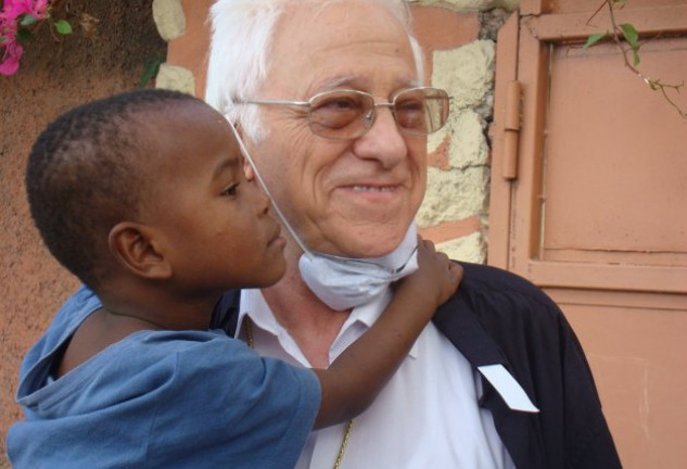 El padre Ángel durante una visita a África, donde Mensajeros de la Paz tiene varias misiones.