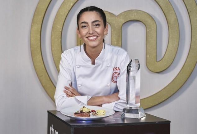 Ana estaba radiante de felicidad con el premio.