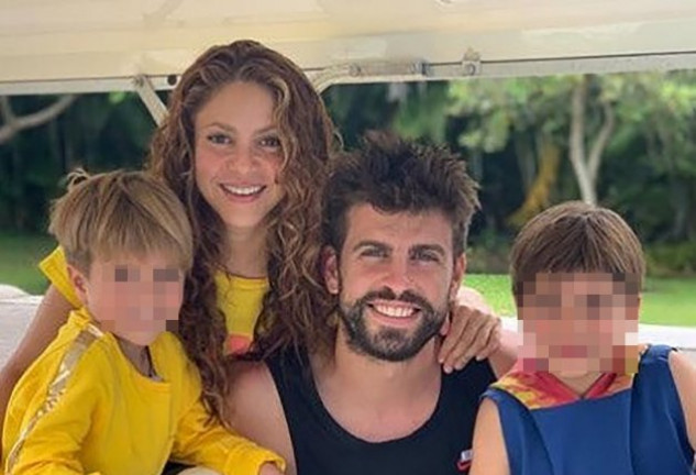 Shakira y Gerard Piqué con sus dos hijos, Milan y Sasha.