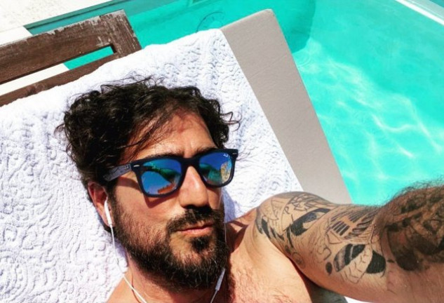 Antonio Orozco tomando el sol en la piscina de su casa.