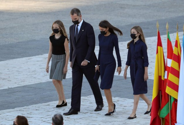 Don Felipe y doña Letizia, con sus hijas, Leonor y Sofía, a su llegada a la plaza de la Armería.
