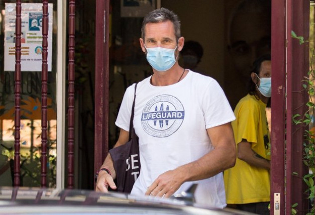 Urdangarin, con la correspondiente mascarilla, llegando al Hogar de Don Orione, donde hace voluntariado.