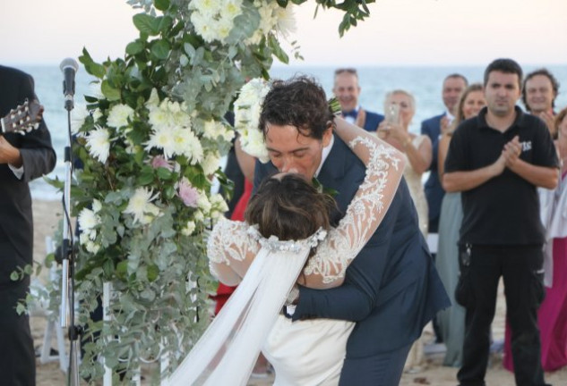 Paz Padilla y Antonio Vidal, besándose el día de su boda.