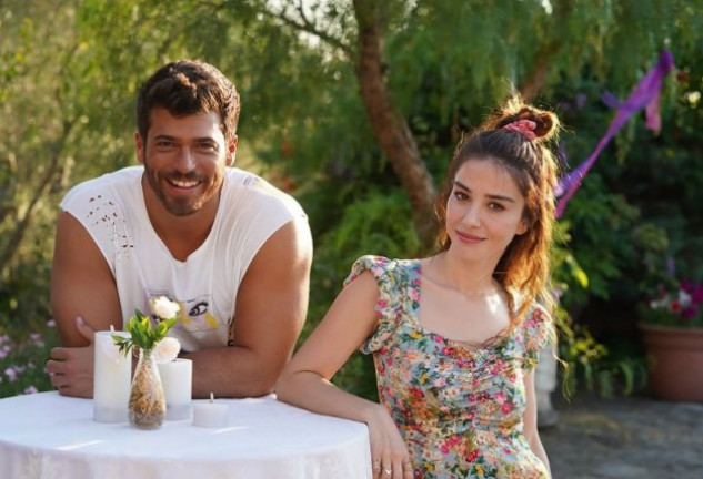 Can Yaman y Özge Gürel tienen muy buena química en pantalla.