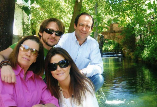 José Bono, en una imagen junto a su hija Amelia, el marido de esta, Manuel Martos, y Natalia Figueroa.