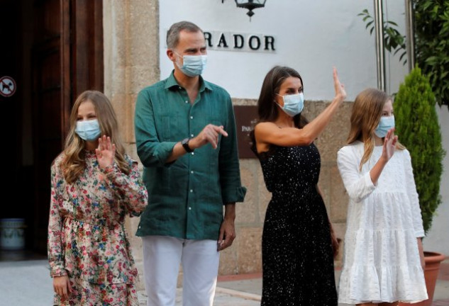 Los Reyes, acompañados por la princesa Leonor y la infanta Sofía, a su llegada a Mérida.