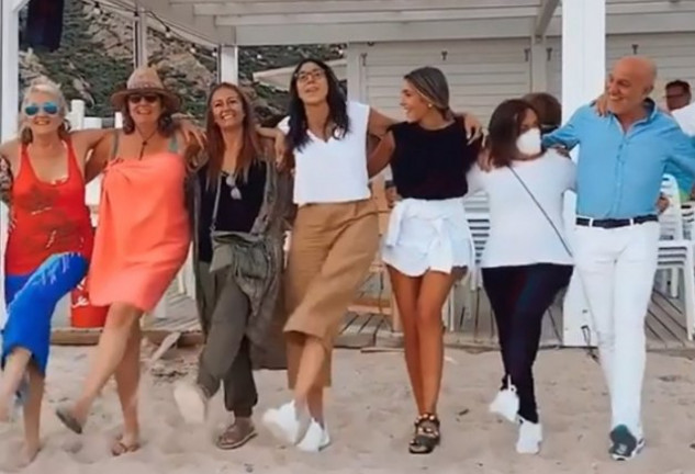 Paz, su hija Anna y un grupo de amigos íntimos bailaron en memoria de Antonio en la playa de Zahara de los Atunes.