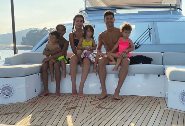 Cristiano Ronaldo y Georgina Rodriguez posan con sus pequeños en su yate familiar de vacaciones.