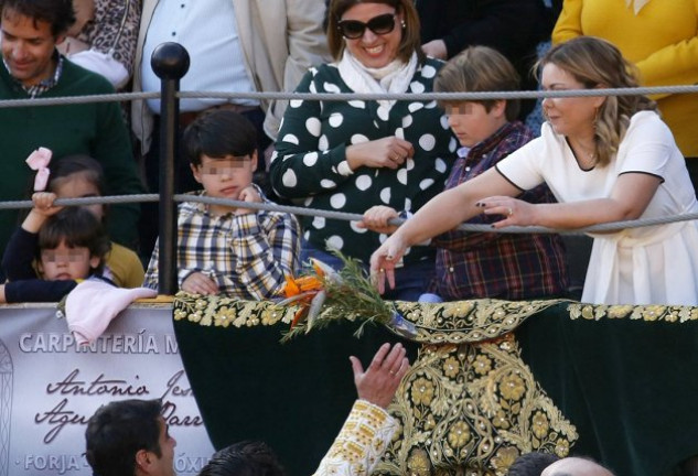 El diestro, dándole el ramo de flores a su esposa.