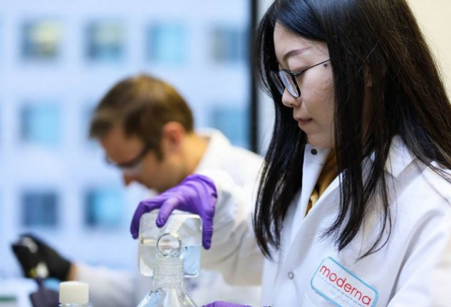 Investigadores de la empresa de EEUU Moderna, trabajan en el laboratorio.