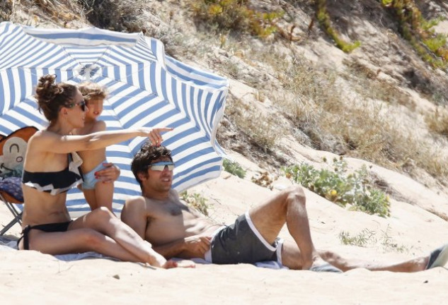 La presentadora y el torero junto al pequeño Cayetano en las playas de Cádiz.