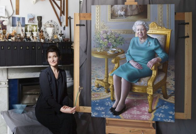 Miriam Escofet posa delante del retrato de la reina, que tan buena impresión ha causado a toda la Familia Real británica.