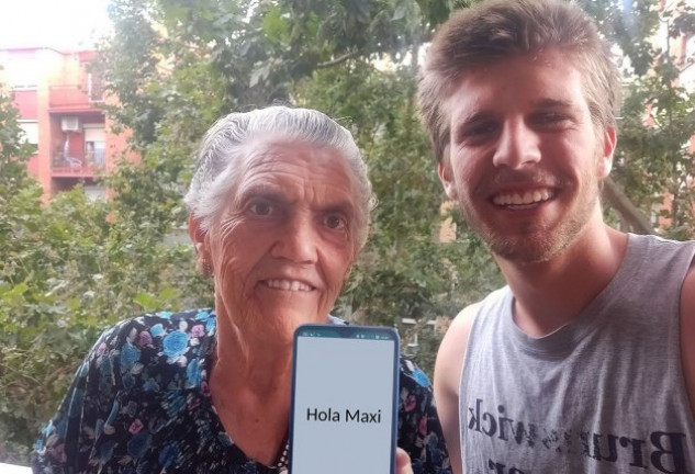 Jorge Terreu, de 22 años, con su abuela, Maximiliana, de 88 años. Ambos están muy unidos.