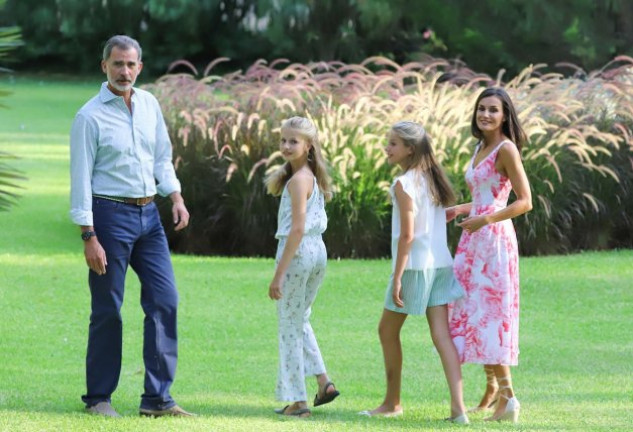 La pareja con sus hijas, Leonor y Sofía, disfrutarán de unas vacaciones muy diferentes.