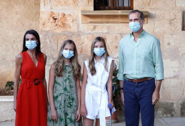 Los reyes y sus hijas, la princesa Leonor y la infanta Sofía posan durante su visita a la casa natal de Fray Junípero Serra en Petra, Mallorca.