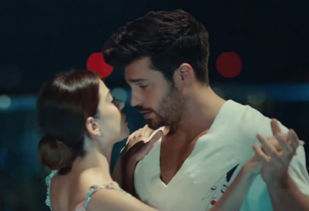 Can Yaman y Özge Gürel bailan el tango en el próximo episodio de su nueva serie.