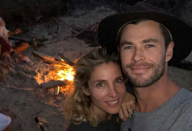 Imagen de Elsa Pataky y Chris Hemsworth, en una de sus salidas nocturnas a la playa.