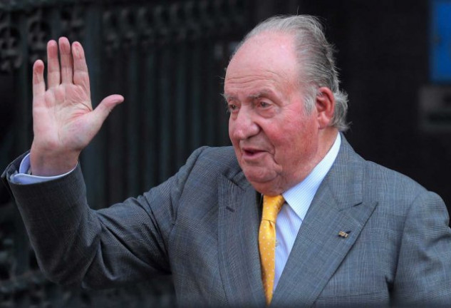 El rey emérito, Juan Carlos I, saluda a los medios y presentes.