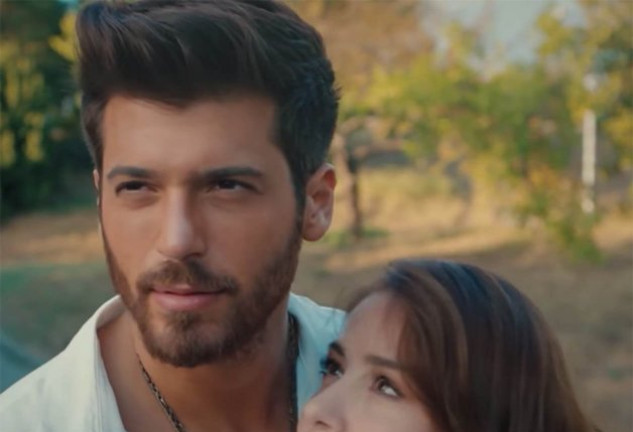 Can Yaman y Özge Gürel tienen mucha química en pantalla. 